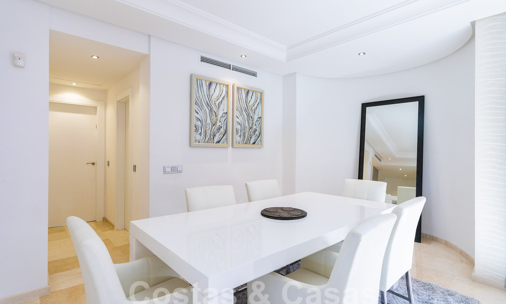 Apartamento de lujo con jardín en venta en un complejo en primera línea de playa en la Nueva Milla de Oro entre Marbella y Estepona 55301