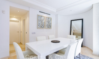 Apartamento de lujo con jardín en venta en un complejo en primera línea de playa en la Nueva Milla de Oro entre Marbella y Estepona 55301 