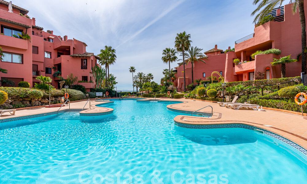 Apartamento de lujo con jardín en venta en un complejo en primera línea de playa en la Nueva Milla de Oro entre Marbella y Estepona 55305