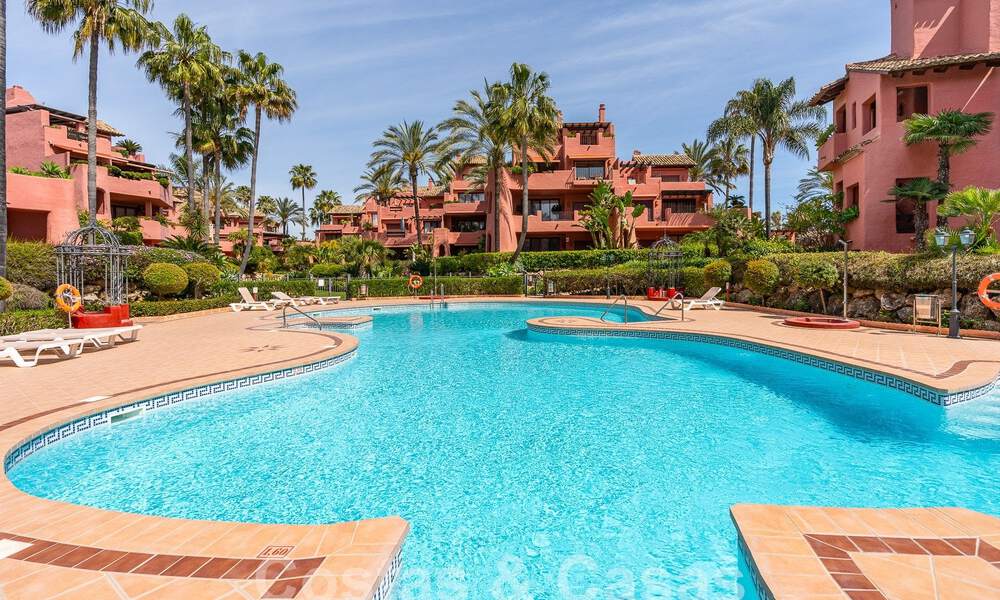 Apartamento de lujo con jardín en venta en un complejo en primera línea de playa en la Nueva Milla de Oro entre Marbella y Estepona 55306