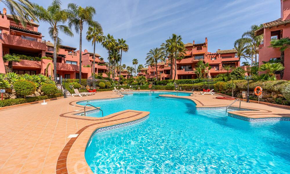 Apartamento de lujo con jardín en venta en un complejo en primera línea de playa en la Nueva Milla de Oro entre Marbella y Estepona 55307