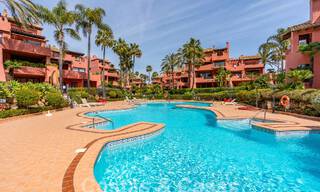 Apartamento de lujo con jardín en venta en un complejo en primera línea de playa en la Nueva Milla de Oro entre Marbella y Estepona 55307 