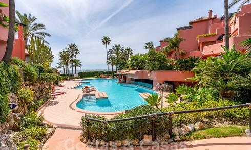 Apartamento de lujo con jardín en venta en un complejo en primera línea de playa en la Nueva Milla de Oro entre Marbella y Estepona 55308