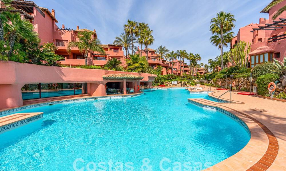 Apartamento de lujo con jardín en venta en un complejo en primera línea de playa en la Nueva Milla de Oro entre Marbella y Estepona 55309