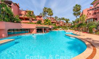 Apartamento de lujo con jardín en venta en un complejo en primera línea de playa en la Nueva Milla de Oro entre Marbella y Estepona 55309 