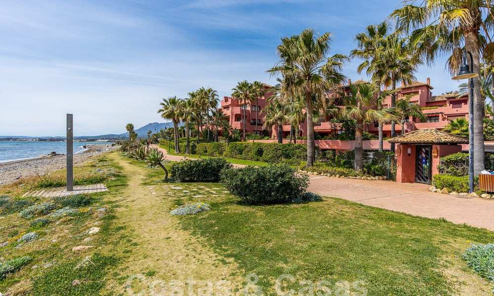 Apartamento de lujo con jardín en venta en un complejo en primera línea de playa en la Nueva Milla de Oro entre Marbella y Estepona 55310