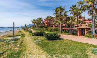 Apartamento de lujo con jardín en venta en un complejo en primera línea de playa en la Nueva Milla de Oro entre Marbella y Estepona 55310 