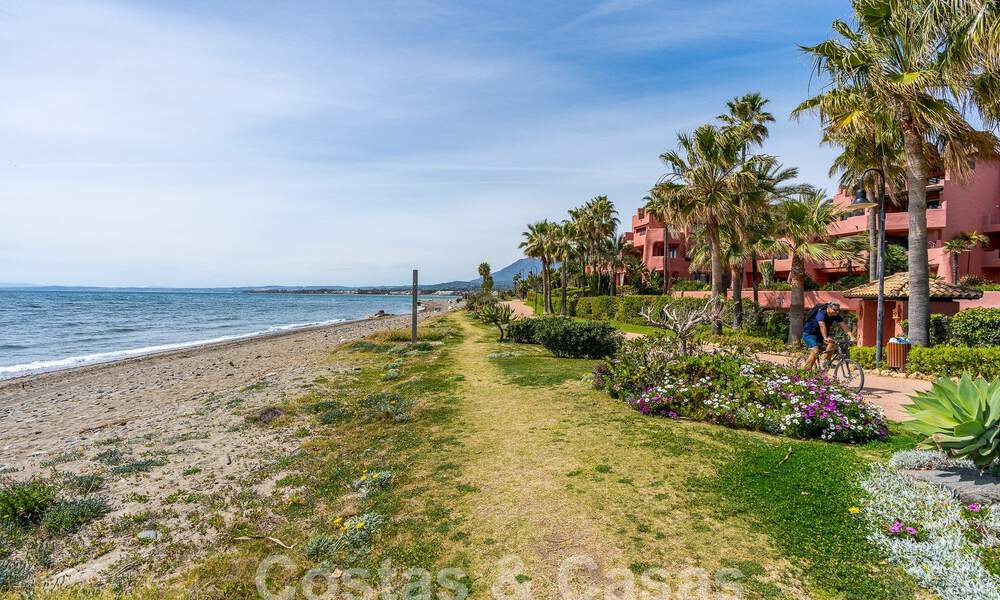 Apartamento de lujo con jardín en venta en un complejo en primera línea de playa en la Nueva Milla de Oro entre Marbella y Estepona 55311