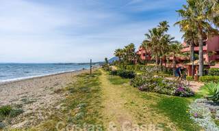 Apartamento de lujo con jardín en venta en un complejo en primera línea de playa en la Nueva Milla de Oro entre Marbella y Estepona 55311 