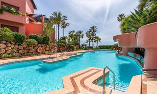 Apartamento de lujo con jardín en venta en un complejo en primera línea de playa en la Nueva Milla de Oro entre Marbella y Estepona 55314 