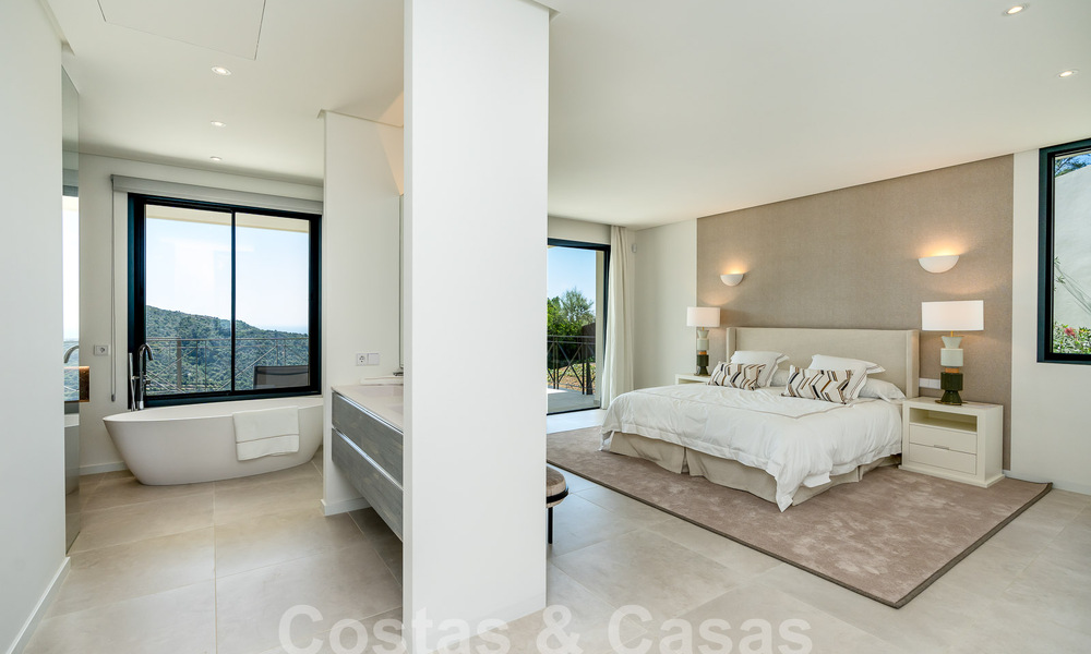 Villa de lujo independiente de estilo andaluz en venta en un entorno fantástico y natural de Marbella - Benahavis 55233