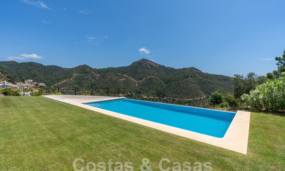 Villa de lujo independiente de estilo andaluz en venta en un entorno fantástico y natural de Marbella - Benahavis 55277
