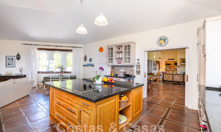 Villa de lujo en venta con vistas panorámicas en urbanización cerrada rodeada de naturaleza en Marbella - Benahavis 55333 