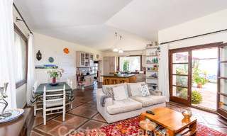 Villa de lujo en venta con vistas panorámicas en urbanización cerrada rodeada de naturaleza en Marbella - Benahavis 55335 