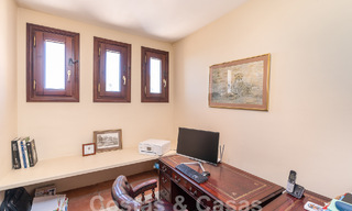 Villa de lujo en venta con vistas panorámicas en urbanización cerrada rodeada de naturaleza en Marbella - Benahavis 55348 