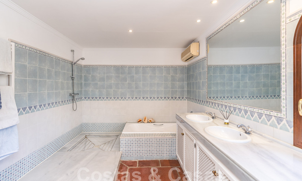 Villa de lujo en venta con vistas panorámicas en urbanización cerrada rodeada de naturaleza en Marbella - Benahavis 55350