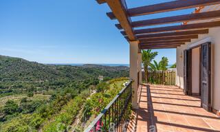 Villa de lujo en venta con vistas panorámicas en urbanización cerrada rodeada de naturaleza en Marbella - Benahavis 55353 