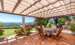 Villa de lujo en venta con vistas panorámicas en urbanización cerrada rodeada de naturaleza en Marbella - Benahavis 55361 