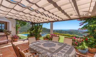 Villa de lujo en venta con vistas panorámicas en urbanización cerrada rodeada de naturaleza en Marbella - Benahavis 55363 
