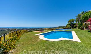 Villa de lujo en venta con vistas panorámicas en urbanización cerrada rodeada de naturaleza en Marbella - Benahavis 55366 