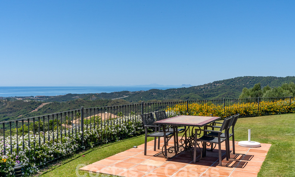 Villa de lujo en venta con vistas panorámicas en urbanización cerrada rodeada de naturaleza en Marbella - Benahavis 55367