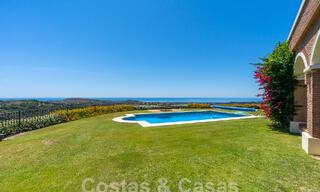 Villa de lujo en venta con vistas panorámicas en urbanización cerrada rodeada de naturaleza en Marbella - Benahavis 55368 