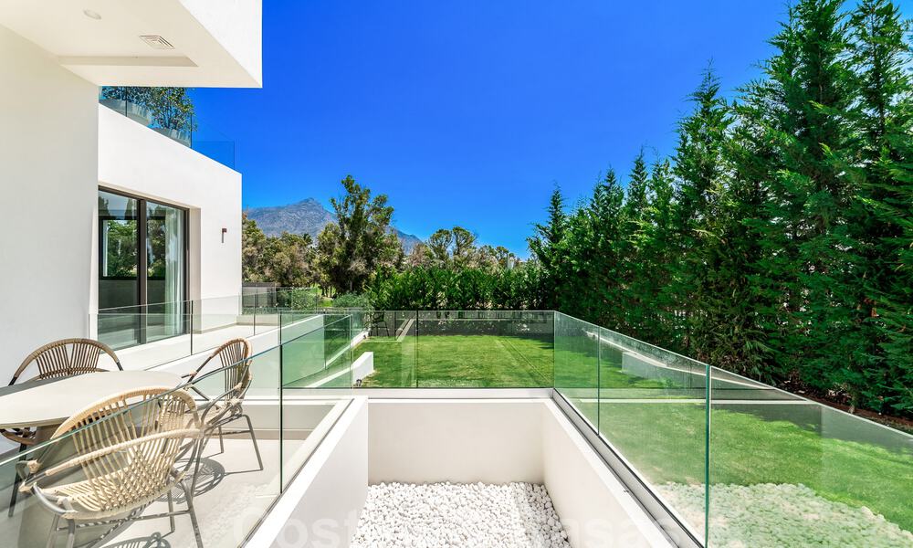Espaciosa y contemporánea villa de lujo situada en primera línea de golf con vistas a la montaña de La Concha en Nueva Andalucía, Marbella 55560