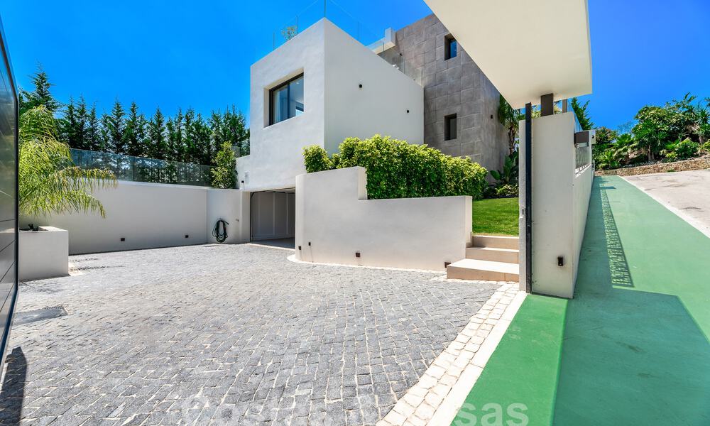 Espaciosa y contemporánea villa de lujo situada en primera línea de golf con vistas a la montaña de La Concha en Nueva Andalucía, Marbella 55562