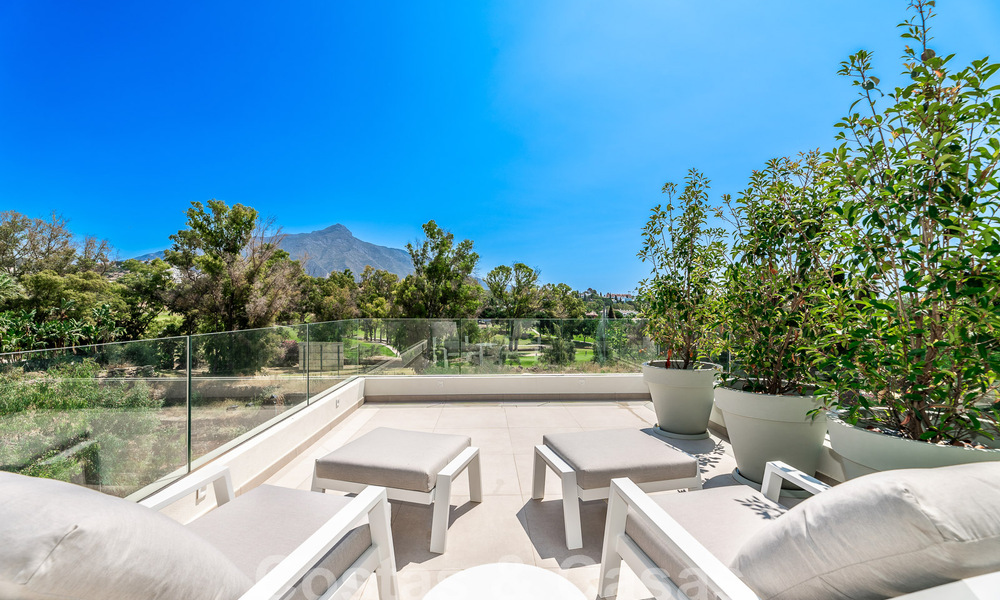 Espaciosa y contemporánea villa de lujo situada en primera línea de golf con vistas a la montaña de La Concha en Nueva Andalucía, Marbella 55567