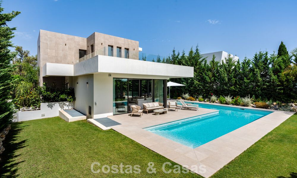 Espaciosa y contemporánea villa de lujo situada en primera línea de golf con vistas a la montaña de La Concha en Nueva Andalucía, Marbella 786387