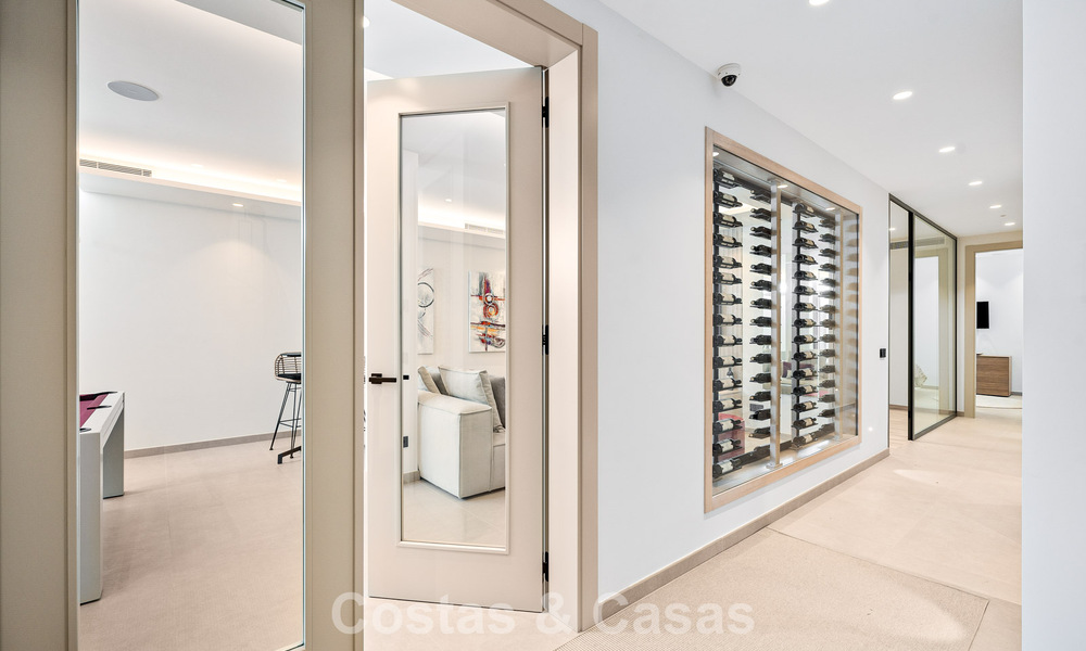 Espaciosa y contemporánea villa de lujo situada en primera línea de golf con vistas a la montaña de La Concha en Nueva Andalucía, Marbella 786389