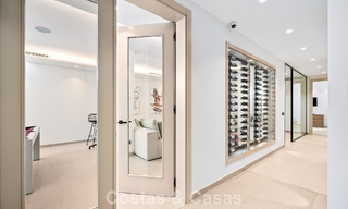 Espaciosa y contemporánea villa de lujo situada en primera línea de golf con vistas a la montaña de La Concha en Nueva Andalucía, Marbella 786389 