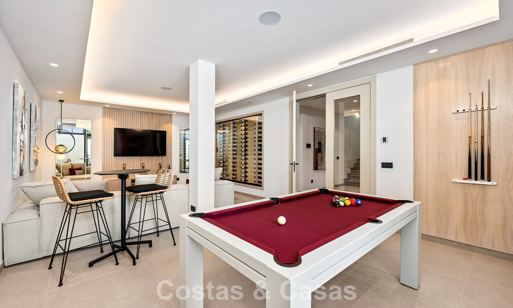 Espaciosa y contemporánea villa de lujo situada en primera línea de golf con vistas a la montaña de La Concha en Nueva Andalucía, Marbella 786390