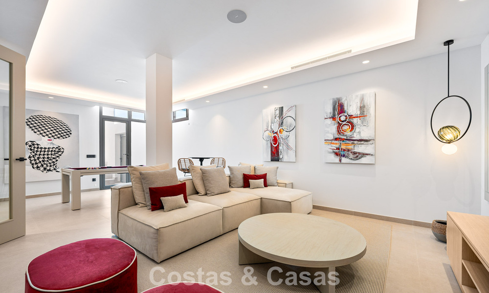 Espaciosa y contemporánea villa de lujo situada en primera línea de golf con vistas a la montaña de La Concha en Nueva Andalucía, Marbella 786391