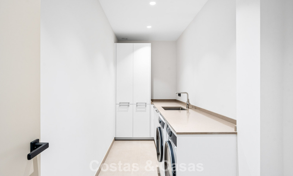Espaciosa y contemporánea villa de lujo situada en primera línea de golf con vistas a la montaña de La Concha en Nueva Andalucía, Marbella 786392