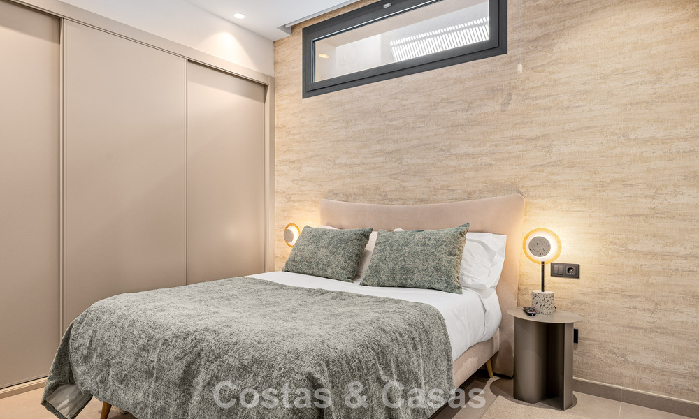 Espaciosa y contemporánea villa de lujo situada en primera línea de golf con vistas a la montaña de La Concha en Nueva Andalucía, Marbella 786395