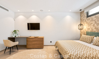 Espaciosa y contemporánea villa de lujo situada en primera línea de golf con vistas a la montaña de La Concha en Nueva Andalucía, Marbella 786396 
