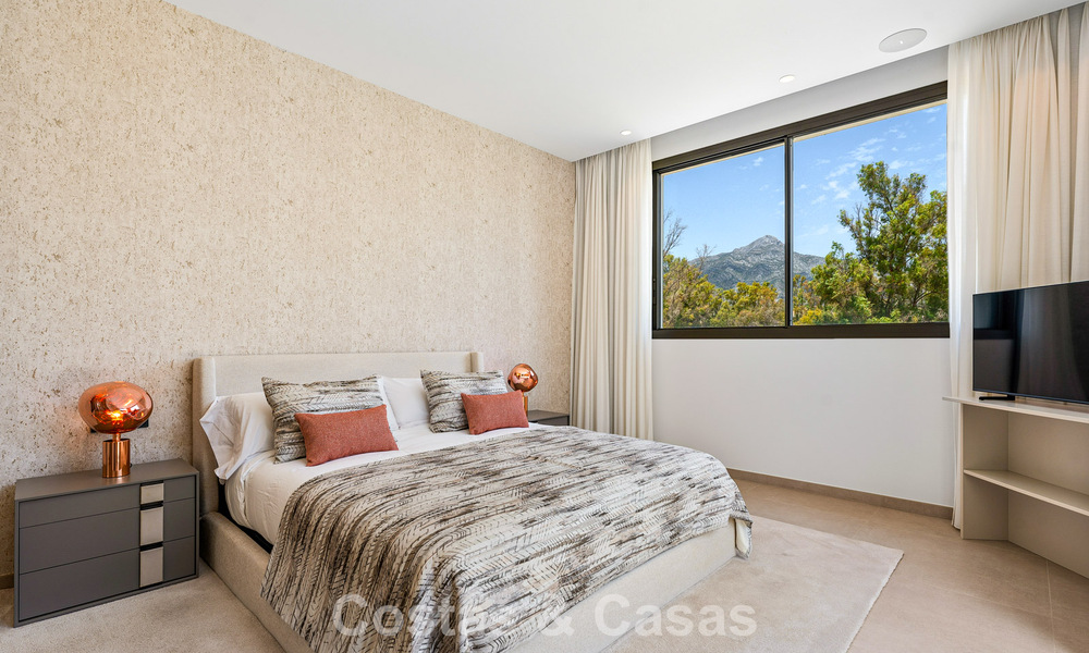 Espaciosa y contemporánea villa de lujo situada en primera línea de golf con vistas a la montaña de La Concha en Nueva Andalucía, Marbella 786398