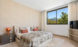 Espaciosa y contemporánea villa de lujo situada en primera línea de golf con vistas a la montaña de La Concha en Nueva Andalucía, Marbella 786398 