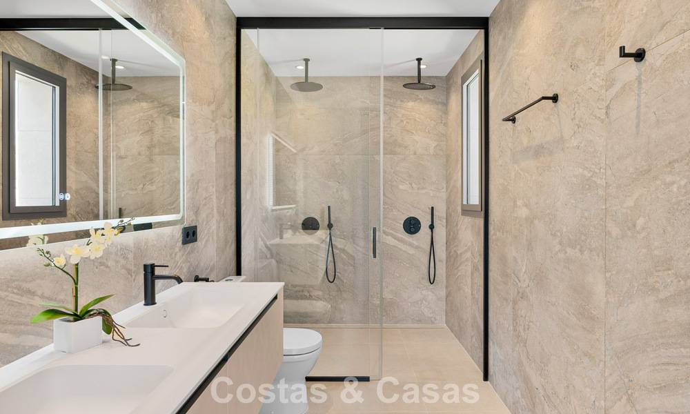 Espaciosa y contemporánea villa de lujo situada en primera línea de golf con vistas a la montaña de La Concha en Nueva Andalucía, Marbella 786399