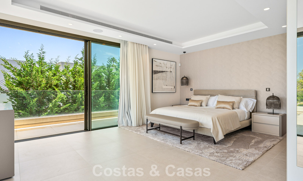 Espaciosa y contemporánea villa de lujo situada en primera línea de golf con vistas a la montaña de La Concha en Nueva Andalucía, Marbella 786400