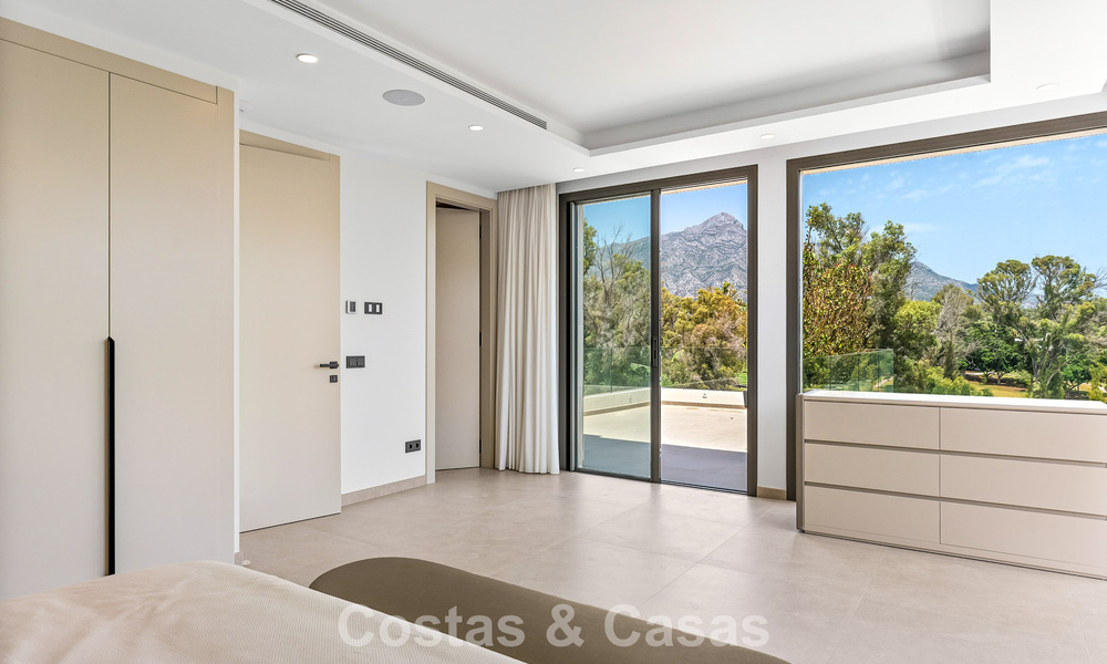 Espaciosa y contemporánea villa de lujo situada en primera línea de golf con vistas a la montaña de La Concha en Nueva Andalucía, Marbella 786401