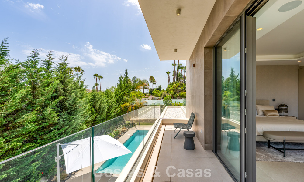 Espaciosa y contemporánea villa de lujo situada en primera línea de golf con vistas a la montaña de La Concha en Nueva Andalucía, Marbella 786402