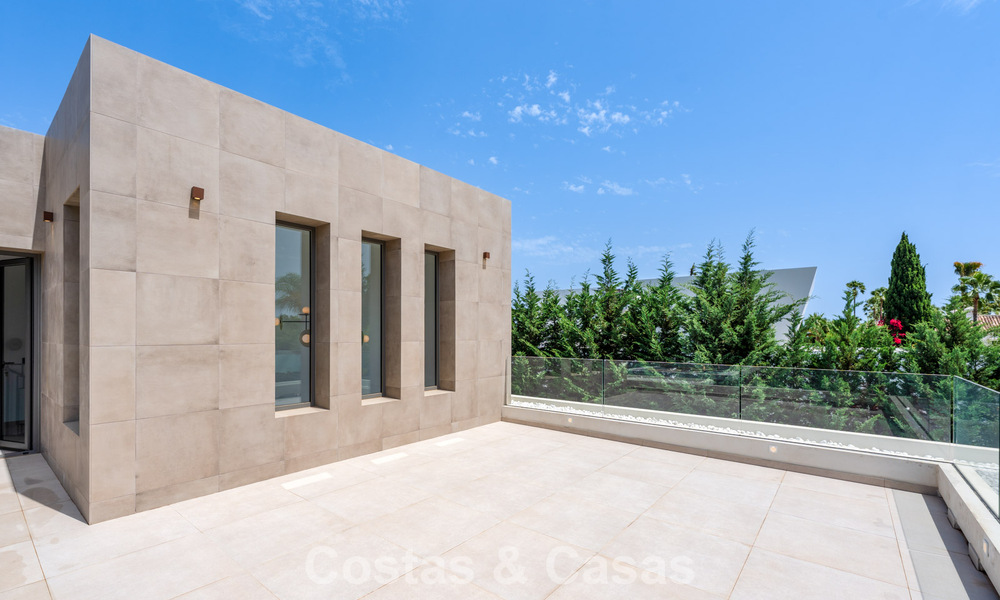 Espaciosa y contemporánea villa de lujo situada en primera línea de golf con vistas a la montaña de La Concha en Nueva Andalucía, Marbella 786403