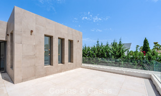 Espaciosa y contemporánea villa de lujo situada en primera línea de golf con vistas a la montaña de La Concha en Nueva Andalucía, Marbella 786403 