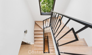Espaciosa y contemporánea villa de lujo situada en primera línea de golf con vistas a la montaña de La Concha en Nueva Andalucía, Marbella 786404 
