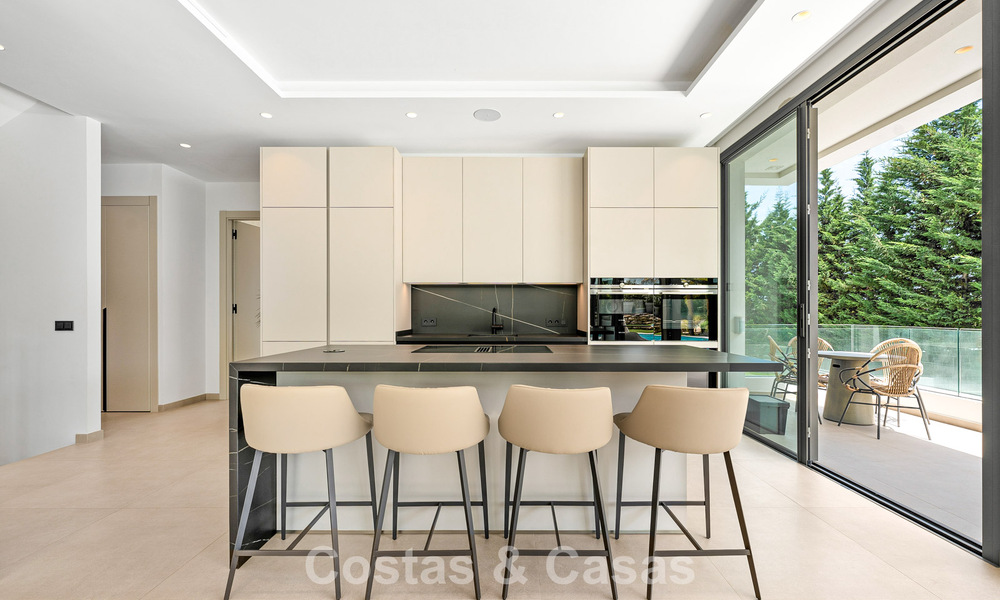 Espaciosa y contemporánea villa de lujo situada en primera línea de golf con vistas a la montaña de La Concha en Nueva Andalucía, Marbella 786405