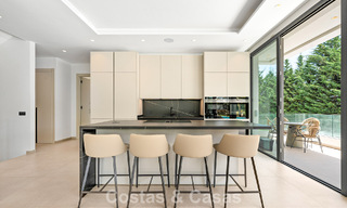 Espaciosa y contemporánea villa de lujo situada en primera línea de golf con vistas a la montaña de La Concha en Nueva Andalucía, Marbella 786405 