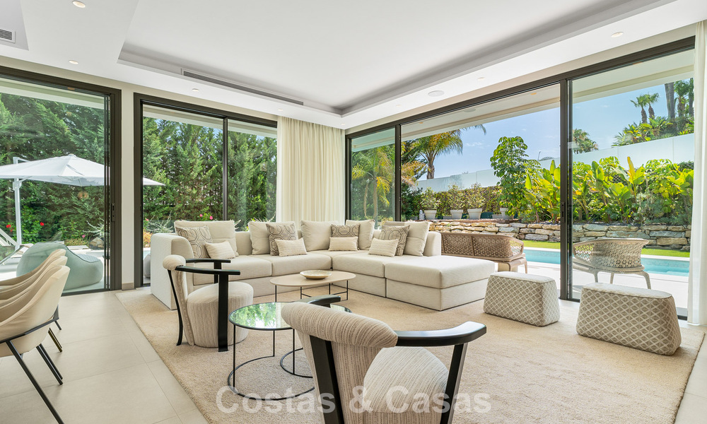 Espaciosa y contemporánea villa de lujo situada en primera línea de golf con vistas a la montaña de La Concha en Nueva Andalucía, Marbella 786406