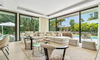 Espaciosa y contemporánea villa de lujo situada en primera línea de golf con vistas a la montaña de La Concha en Nueva Andalucía, Marbella 786406 